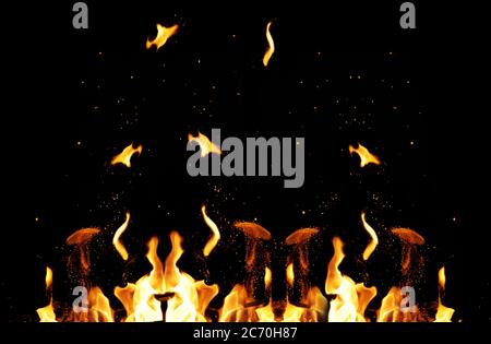 Großes brennendes Feuer mit Flamme und orangefarbenen Funken, die in verschiedene Richtungen auf schwarzem Hintergrund fliegen, Vollbild Stockfoto