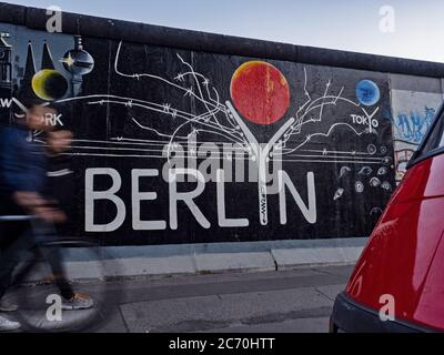 Berlin, Deutschland. Juli 2020. 'Berlin' befindet sich in der East Side Gallery. Quelle: Paul Zinken/dpa/Alamy Live News Stockfoto