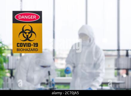 Fotos, die durch das Glas des Laborraums aufgenommen wurden, verhindern die Verbreitung von Virusforschungen. Stockfoto