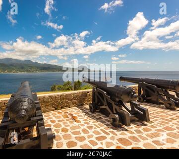 Cannons zeigen über Prince Rupert Bay von Fort Shirley in der Nähe Die Stadt Portsmouth auf der karibischen Insel Dominica Stockfoto