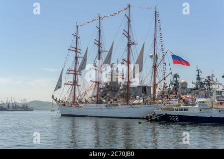 WLADIWOSTOK, RUSSLAND - 12. JUNI 2020: Sedow, viermastige Stahlbarke im Hafen. Stockfoto