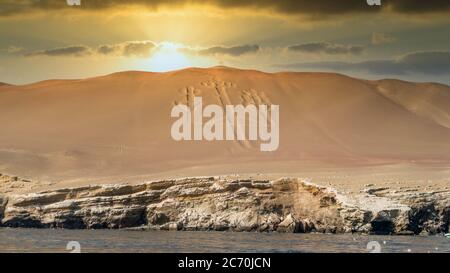 Paracas, Peru - September 2017: Alte großformatige Kerzenfigur im Paracas Nationalpark bei Sonnenuntergang Stockfoto