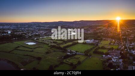 Luftaufnahme der walisischen Stadt Caerleon in Wales, Heimat des römischen Amphitheaters Stockfoto