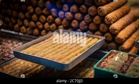 Auswahl an köstlichen türkischen traditionellen Dessert Baklava aus der türkischen Küche. Foto mit Schärfentiefe und absichtlich verschwommen Stockfoto