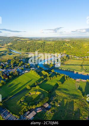 Luftaufnahme der walisischen Stadt Caerleon in Wales, Heimat des römischen Amphitheaters Stockfoto