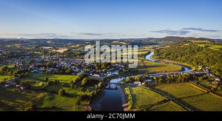 Luftaufnahme der walisischen Stadt Caerleon in Wales, Heimat des römischen Amphitheaters Stockfoto