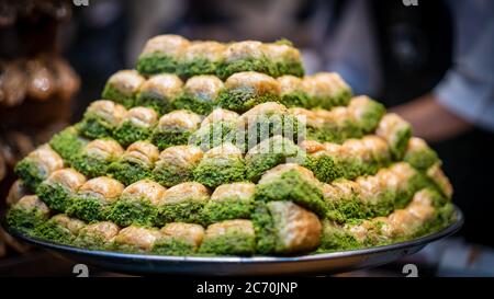 Auswahl an köstlichen türkischen traditionellen Dessert Baklava aus der türkischen Küche. Foto mit Schärfentiefe und absichtlich verschwommen Stockfoto
