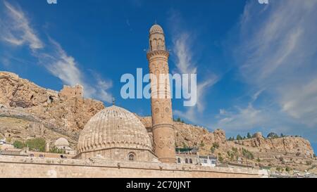 Mardin, Türkei - Januar 2020: Ulu Cami, auch bekannt als große Moschee von Mardin mit einem Minarett in Mardin Stadtbild Stockfoto