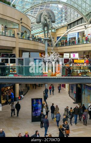 Equus Altus Silver Horse Sculpture, Trinity Leeds Shopping Centre, Briggate, Leeds, West Yorkshire, England, Großbritannien. Stockfoto