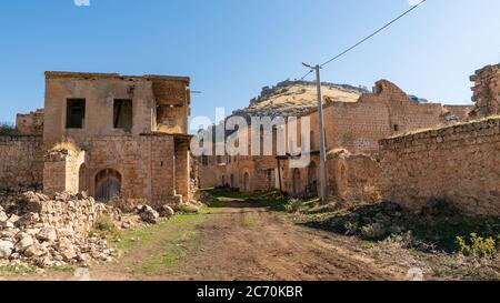 Dereici, Savur, Mardin - Januar 2020: Verlassene syrische Dorf Killit Dereici, in der Nähe von Savur Stadt, im Südosten der Türkei Stockfoto