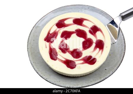 Erdbeerkäsekuchen auf einem Teller. Isoliert auf weißem Hintergrund Stockfoto
