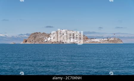 Akdamar Insel, Van, Türkei - Februar 2020: Akdamar Insel und Surpkirche Akdamar Kirche ist ein wichtiger religiöser Ort für das armenische Volk Stockfoto