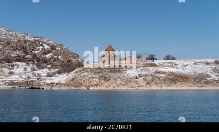 Akdamar Insel, Van, Türkei - Februar 2020: Akdamar Insel und Surpkirche Akdamar Kirche ist ein wichtiger religiöser Ort für das armenische Volk Stockfoto