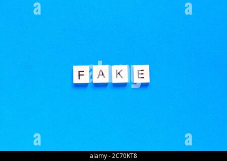 Fake Word Alphabet Buchstaben auf blauem Hintergrund. Flaches Layout. Draufsicht. Stockfoto