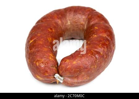 Krakau geräucherte Wurst isoliert auf weißem Hintergrund Stockfoto
