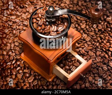 Kaffeebohnen in einer Kaffeemühle. Nahaufnahme. Stockfoto