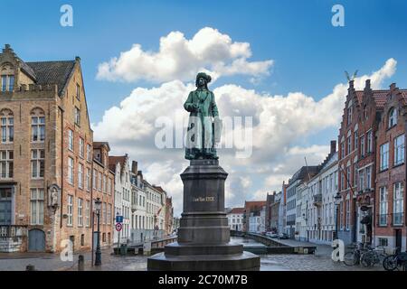 Brügge, Belgien - Februar 2018: Statue des flämischen Malers Jan van Eyck in Brügge. Stockfoto