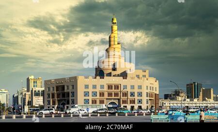 Doha, Katar - Februar 2019: Al Fanar Moschee, die Spiral Moschee mit dramatischen Himmel und Wolken genannt Stockfoto