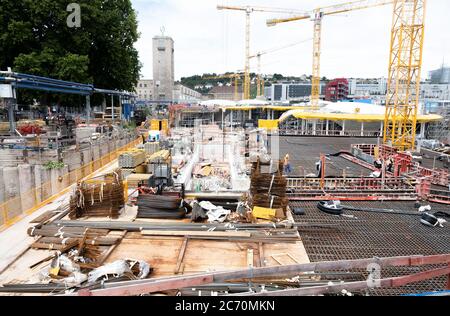 Stuttgart, Deutschland. Juli 2020. Auf der Großbaustelle betonieren die Arbeiter für das milliardenschwere Bahnprojekt Stuttgart 21 am neuen Stuttgarter Hauptbahnhof. Quelle: Bernd Weißbrod/dpa/Alamy Live News Stockfoto