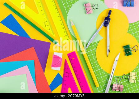 Komposition mit Schulpapiere auf farbigem Hintergrund. Kreative Wohnung zurück zu Schule Konzept. Verschiedene Schreibwerkzeuge und andere Schule stationär Stockfoto