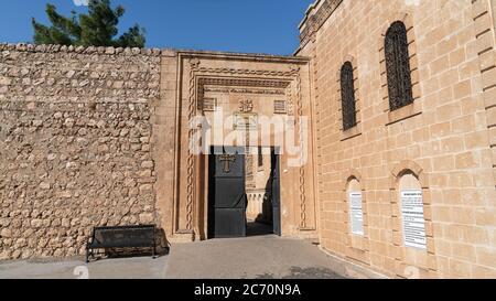 Midyat, Mardin, Türkei - Januar 2020: Eingangstür des Monasteriums Mor Gabriel Deyrulumur ist das älteste noch erhaltene syrisch-orthodoxe Kloster der Welt Stockfoto