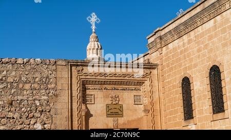 Midyat, Mardin, Türkei - Januar 2020: Architektonische Details von Mor Gabriel Deyrulumur Monastry. Es ist das älteste erhaltene syrisch-orthodoxe Kloster Stockfoto