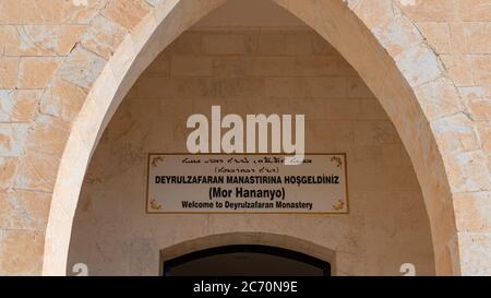 Midyat, Mardin, Türkei - Januar 2020: Eingangstür und Beschilderung von Mor Gabriel Deyrulumur Kloster ist das älteste erhaltene syrisch-orthodoxe Kloster Stockfoto