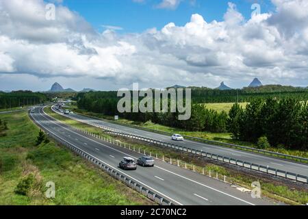 Der Bruce Highway am frühen Morgen geht nach Süden nach Brisbane, vorbei an den Glasshouse Mountains. Queensland, Australien. Stockfoto