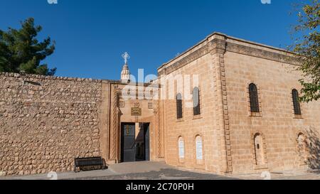 Midyat, Mardin, Türkei - Januar 2020: Eingangstür zum Kloster Mor Gabriel Deyrulumur. Es ist das älteste erhaltene Syrisch-Orthodoxe Kloster in der w Stockfoto