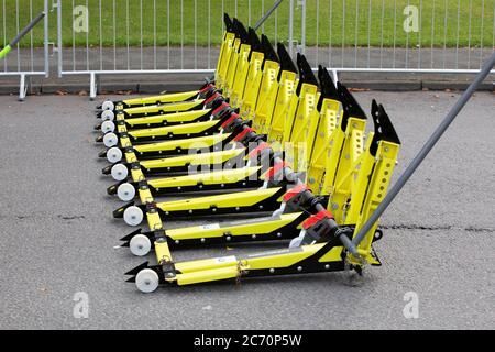 HARROGATE, Großbritannien - 23. SEPTEMBER 2019 Temporary feindlichen Fahrzeug-Management Anti RAM-Sicherheitsbarriere Stockfoto