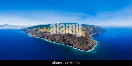 Weite Drohne Rundblick über Madeira Insel vom 'Ponta do Pargo' Leuchtturm. Stockfoto