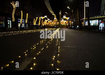 Weihnachtsbeleuchtung in der Straße von Tiflis, Georgien. Platz der Freiheit, Stadtzentrum. Stockfoto