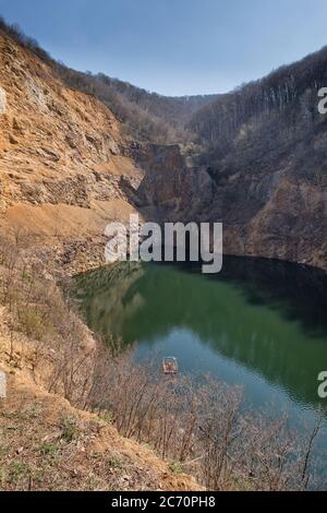 Ledinci-See, kleiner künstlicher See auf dem Berg Fruska Gora bei Novi Sad in der Region Srem der Vojvodina Provinz Serbiens Stockfoto