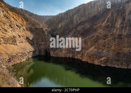 Ledinci-See, kleiner künstlicher See auf dem Berg Fruska Gora bei Novi Sad in der Region Srem der Vojvodina Provinz Serbiens Stockfoto