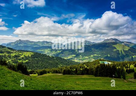 Blick von Les Gets-Morzine auf das Massiv von Aravis und Bornes, Haute-Savoie, Auvergne-Rhone-Alpes, Frankreich Stockfoto