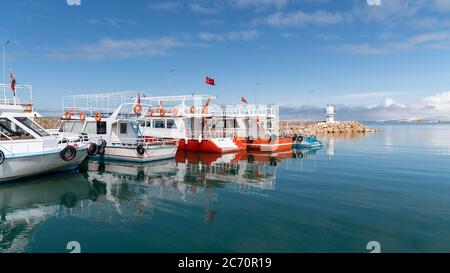 Akdamar Insel, Van, Türkei - Februar 2020: Bootsrundfahrt im Hafen zur Akdamar Insel und Surpkirche Akdamar Kirche, ein wichtiger religiöser Ort für Stockfoto