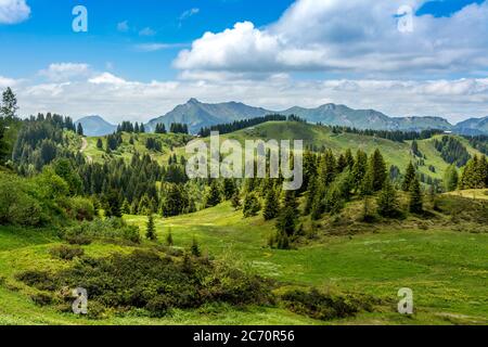 Blick von Les Gets-Morzine auf das Massiv von Aravis und Bornes, Haute-Savoie, Auvergne-Rhone-Alpes, Frankreich Stockfoto