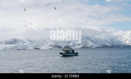 Akdamar Insel, Van, Türkei - Februar 2020: Bootstour zur Akdamar Insel mit der Surpkirche Akdamar Kirche Stockfoto