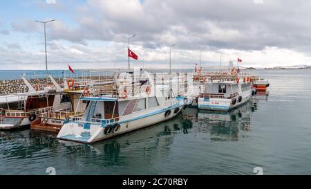 Akdamar Insel, Van, Türkei - Februar 2020: Bootsrundfahrt im Hafen zur Akdamar Insel und Surpkirche Akdamar Kirche, ein wichtiger religiöser Ort für Stockfoto