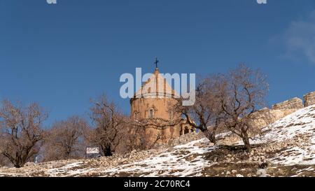 Akdamar Insel, Van, Türkei - Februar 2020: Akdamar Insel und Surpkirche Akdamar Kirche ist ein wichtiger religiöser Ort für das armenische Volk Stockfoto
