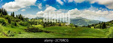 Blick von Les Gets-Morzine auf das Massiv von Aravis und Bornes, Haute-Savoie, Auvergne-Rhone-Alpes, Frankreich Stockfoto