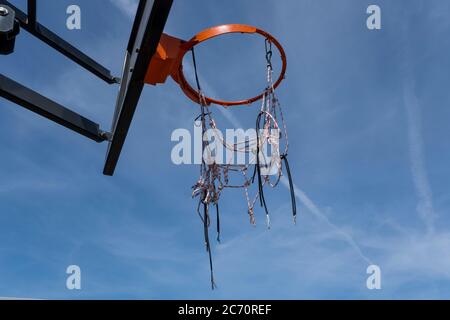 Basketball-Reifen mit einem roten Ring gegen eine wolkenlose warm Sommerhimmel Stockfoto