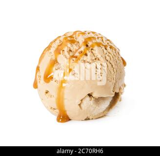 Kugel aus Eis Creme Brulee mit Karamellsirup isoliert auf weißem Hintergrund. Stockfoto