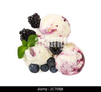 Drei Kugeln Eis mit frischen Heidelbeeren, Brombeeren und Minze isoliert auf weißem Hintergrund. Draufsicht. Stockfoto