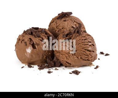Drei Kugeln Schokolade Eis mit Schokolade Chips isoliert auf weißem Hintergrund. Stockfoto