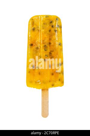 Passionsfrucht-Popsicle isoliert auf weißem Hintergrund. Fruchteis. Stockfoto