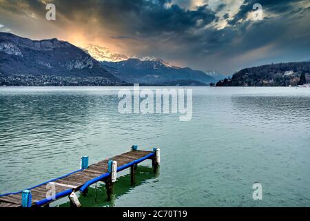 Boote auf dem See von Annecy, Departement Haute-Savoie, Auvergne-Rhone-Alpes, Frankreich Stockfoto
