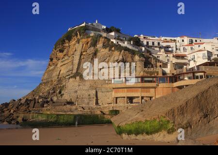 Portugal Azenhas do Mar, Colares, Sintra, nahe bei Lissabon. Dorf, gebaut auf einer Klippe mit Blick auf den Atlantik und den Strand. Stockfoto