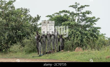 Mago Nationalpark, Omo River Valley, Äthiopien - September 2017: Junge Mursi Schäferjungen aus dem Mursi Stamm in Äthiopien Stockfoto