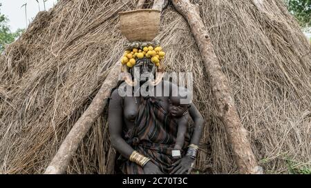 Mago Nationalpark, Omo River Valley, Äthiopien - September 2017: Portrait einer Mursi-Frau. Die Frauen des Mursi-Stammes haben einen Lippenstift und einen eisendec Stockfoto